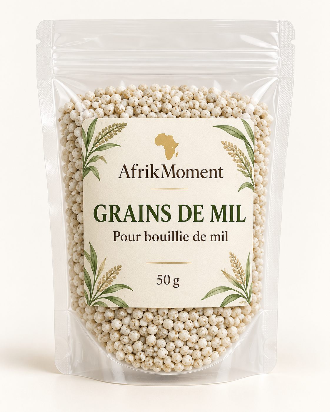 Proposition d’emballage AfrikMoment pour les grains de mil de 50 g destinés à la bouillie, en sachet transparent à étiquette crème.